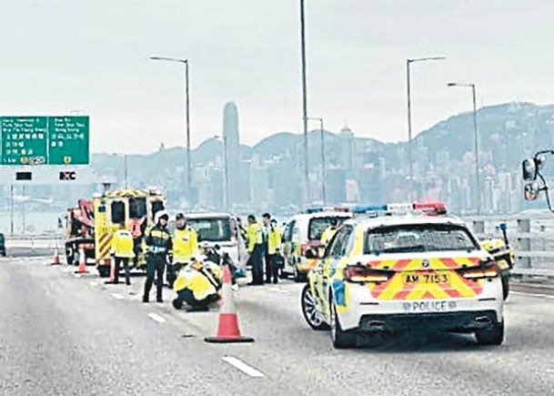 碰撞私家車  昂船洲大橋騎警人仰車翻