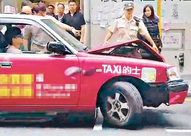 肇事的士車頭冚摺起，隨後絕塵而去。