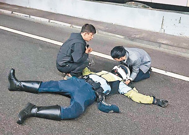 與貨車碰撞  騎警飛墮傷