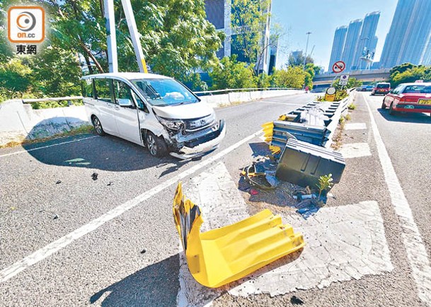 入錯線失控  消防七人車撞欄