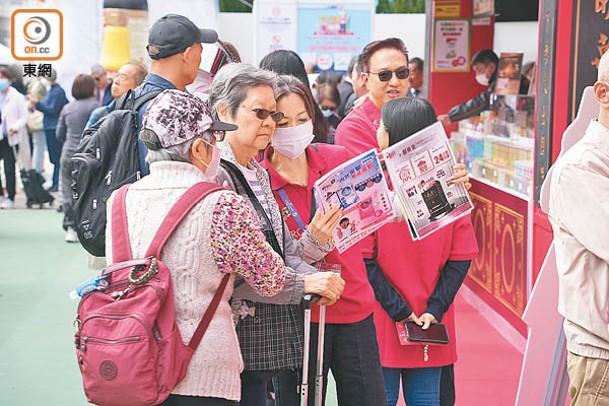 入場市民紛紛選購心儀貨品。