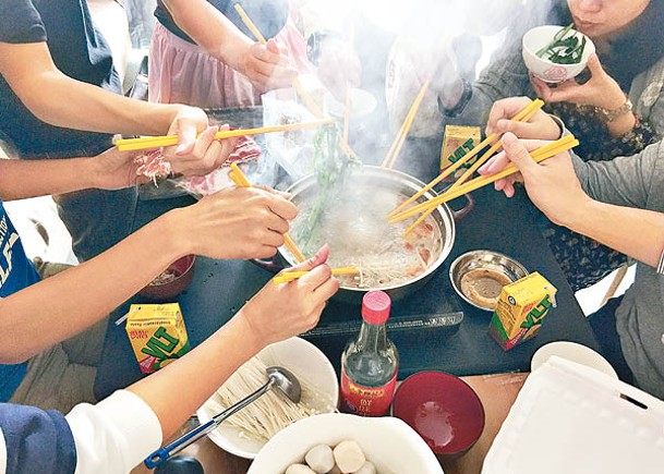 大吃大喝尿酸增  痛風隨時殺埋身