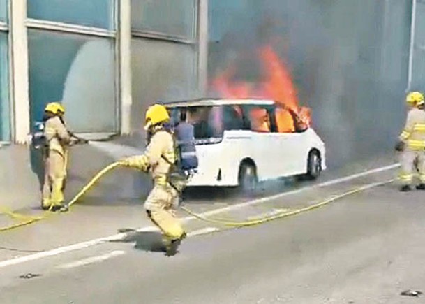 行駛中爆胎冒煙  烈燄吞噬私家車