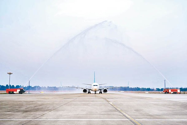 首航班機獲安排水門禮慶祝首航成功。