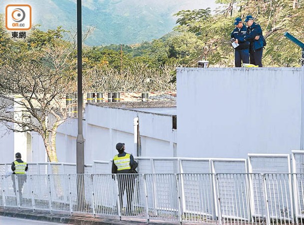 警員到石崗軍營調查。