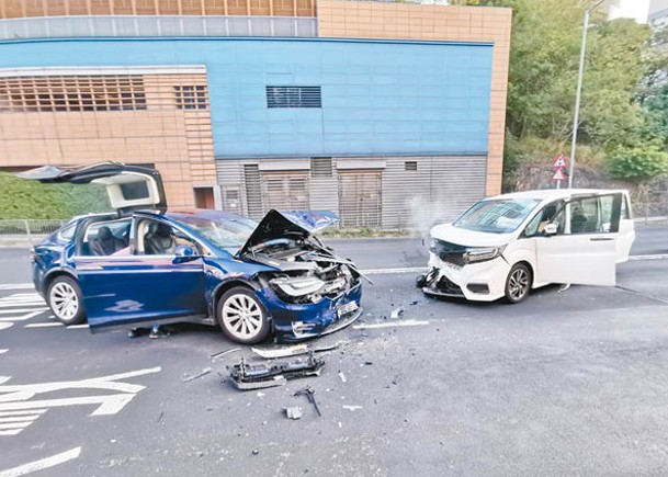 Tesla失控越線  對撼7人車