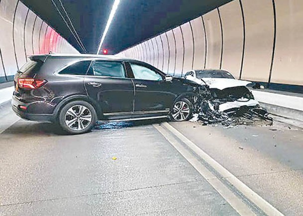 大老山單管行駛  兩車迎頭撼