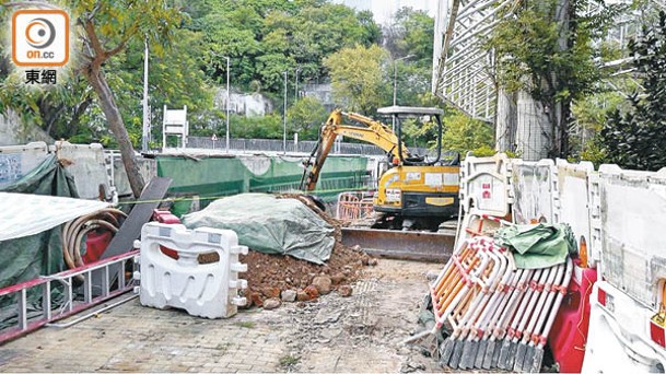 東區順泰道近永泰道花園，加建升降機工程地盤仍處於施工階段。