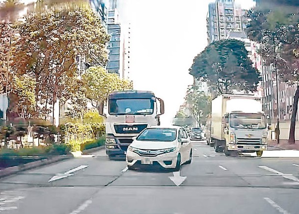 運油車切線  私家車捱撞剷花槽