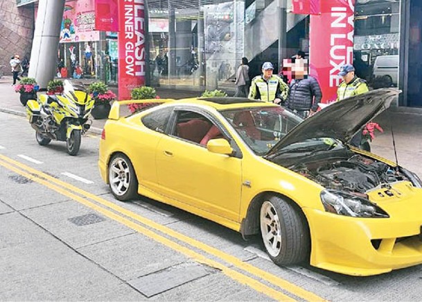 西九打擊交通違例  拘25男扣23改裝車