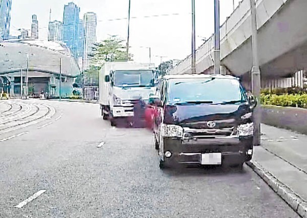 西區：中型貨車切入左線撞向郭男及路邊3車。