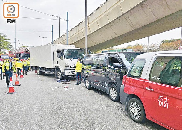 西區：中型貨車撞向前方3車。（馬竟峯攝）