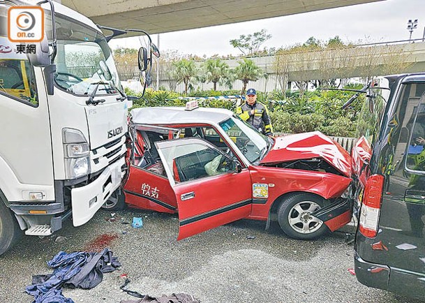 西區：的士被前後車夾成「三文治」，救援人員疑剪去的士司機衣物將其救出。