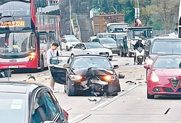 紅磡：私家車車頭正中間凹陷。