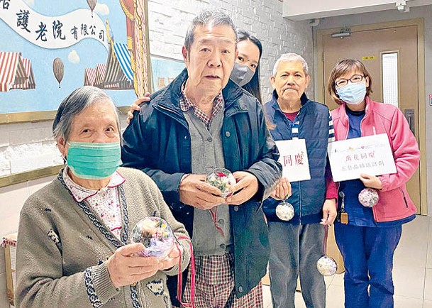 花藝聖誕掛飾亦已經送到區內的安老院舍及長者中心。