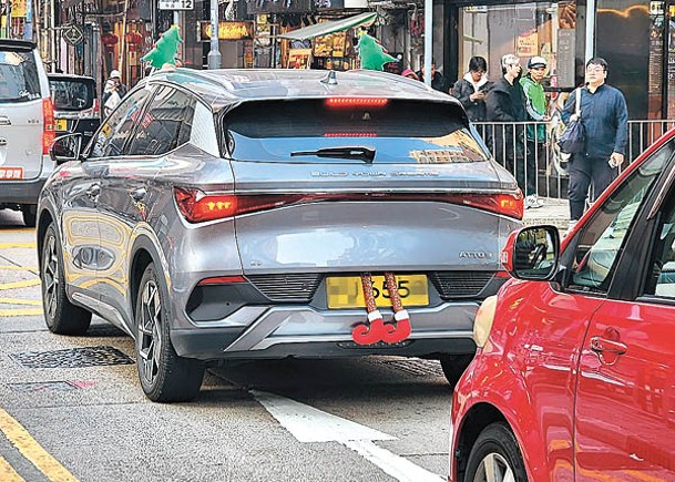 車牌部分資訊被聖誕裝飾物遮蓋了。