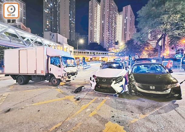 新清水灣道發生3車相撞意外。（沈厚錚攝）