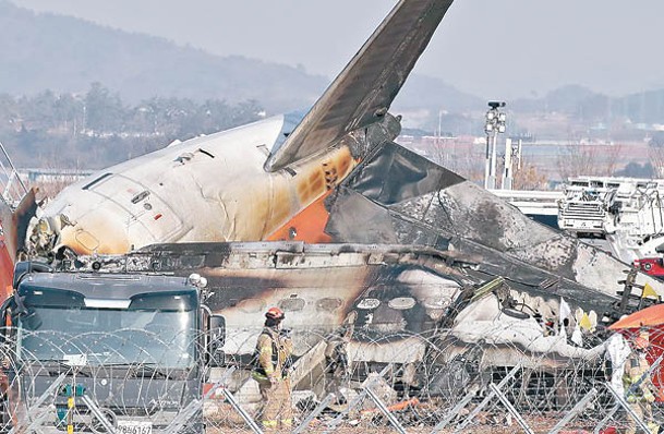 客機機身斷開兩截，圍牆破碎。（Getty Images圖片）