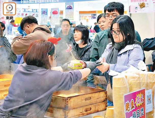 試食及熟食檔較多人流。