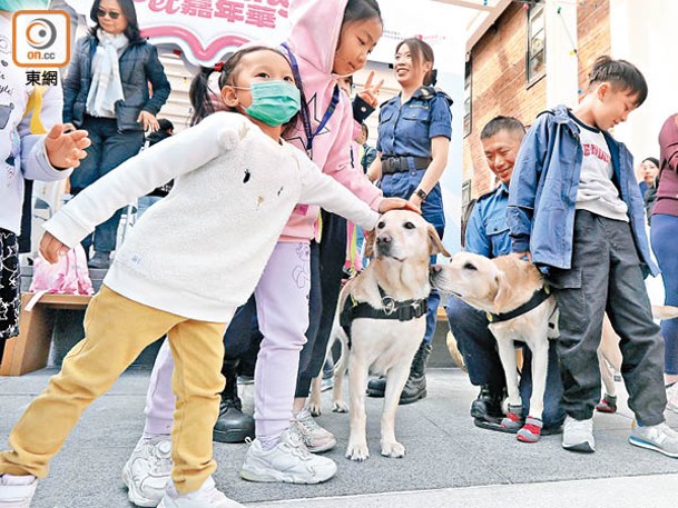 現場小朋友與工作犬作親密互動。