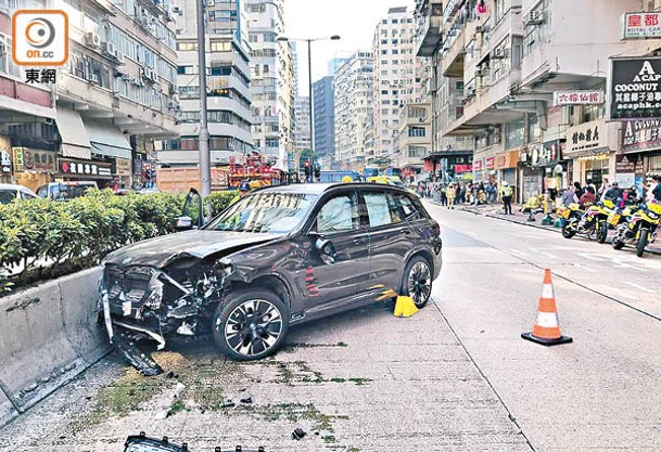 肇事私家車衝回路中撞花槽後停下。