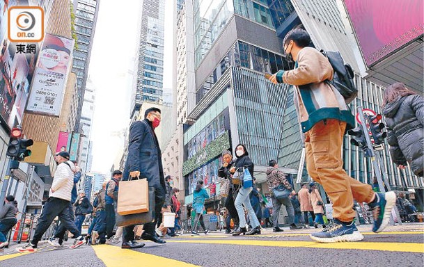 外界擔心公務員凍薪或減薪可能會令私人企業倣效。