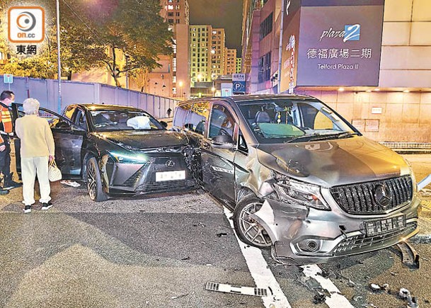 貨Van失控撼私家車掃路牌