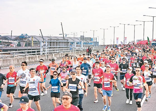 港珠澳橋半馬賽賞日出美景 7000健兒跑得起勁