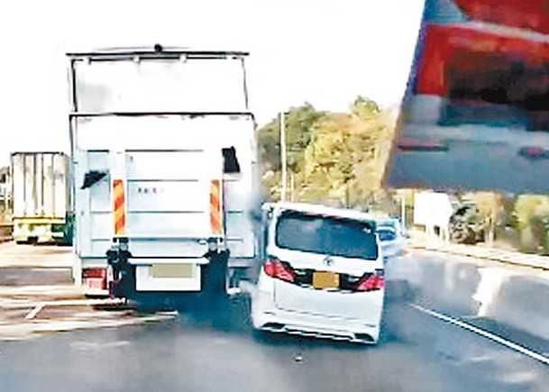 七人車（右）先撞Tesla車尾，再撞向中線貨車（左）。