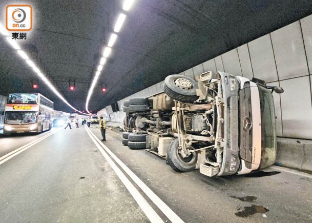 尖隧混凝土泵車翻側  掃毀70米金屬板