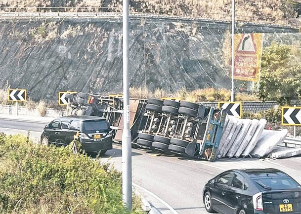 屯赤公路：貨車翻側後，大批貨物卸至路面。