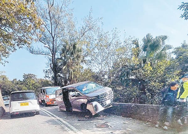 山頂道撼壆捱撞  七人車2傷送院