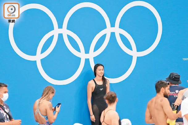 眾泳手紛紛在五環標誌前「打卡」。