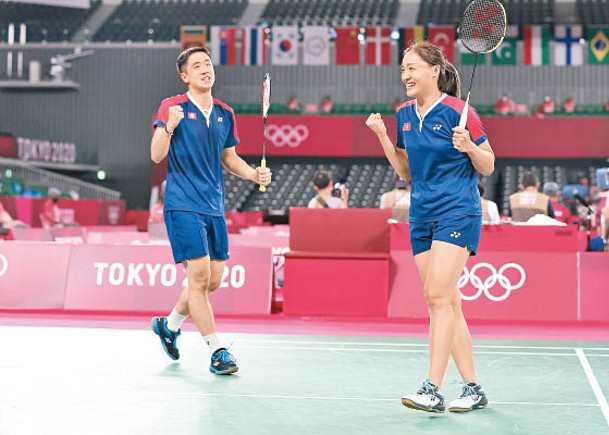 鄧俊文（左）和謝影雪為勝利振臂歡呼。