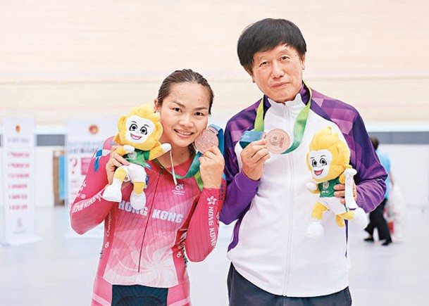 李慧詩（左）與教練沈金康再添獎牌。<br>（中國香港單車總會圖片）