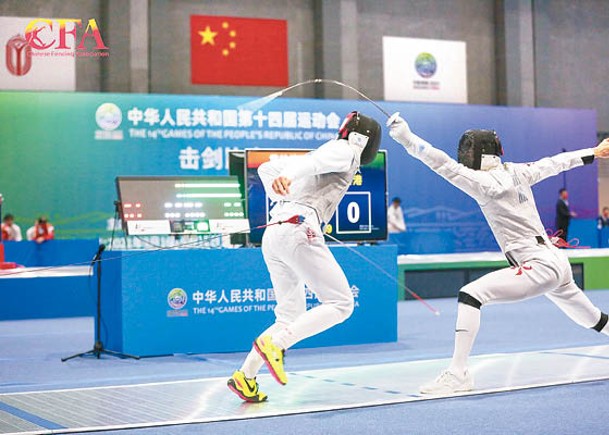 香港男花代表蔡俊彥（右）向對手進攻。（中國擊劍協會相片）