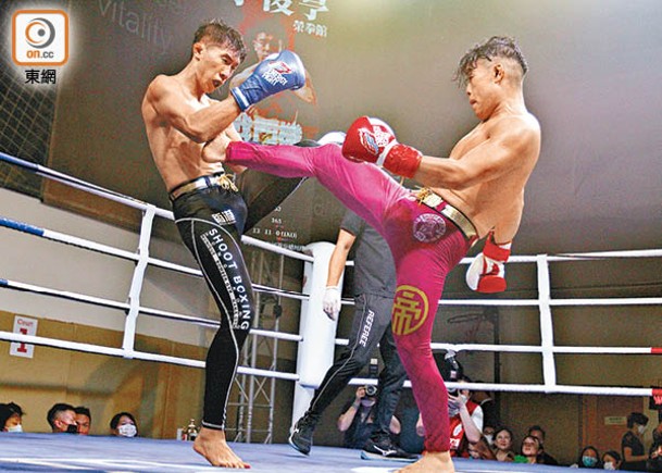李俊亨（右）一記蹬腿踢中唐柏文。