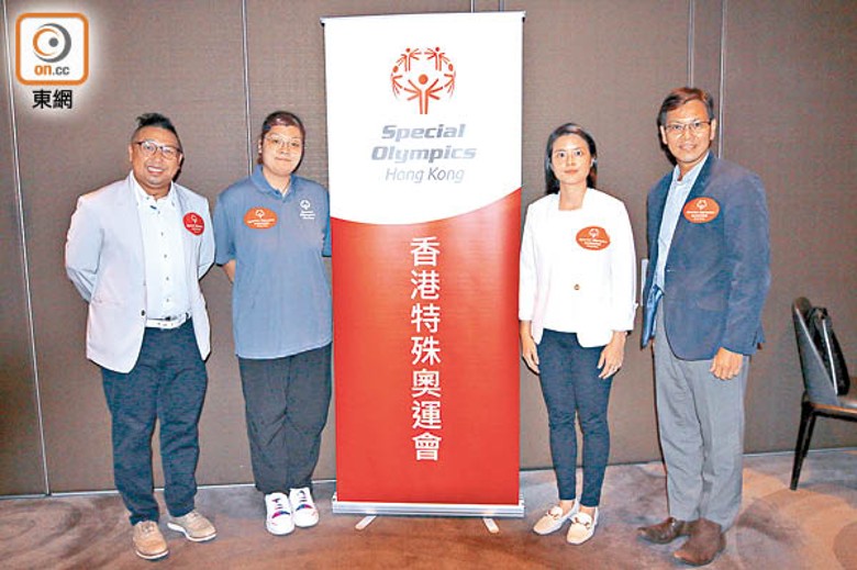 香港特殊奧運會主席林顥伊（右二），與該會執行委員王健安（右一）及何廸夫（左一）以及速滑運動員黃兆妍（左二）分享香港特殊奧運會的發展計劃。