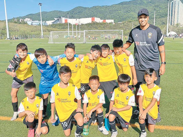 Fabricio（右）致力推動香港足球青訓。