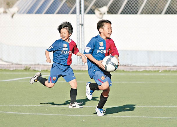 曾於香港巴塞足球學校受訓的孫銘謙（右）自幼喜愛足球。