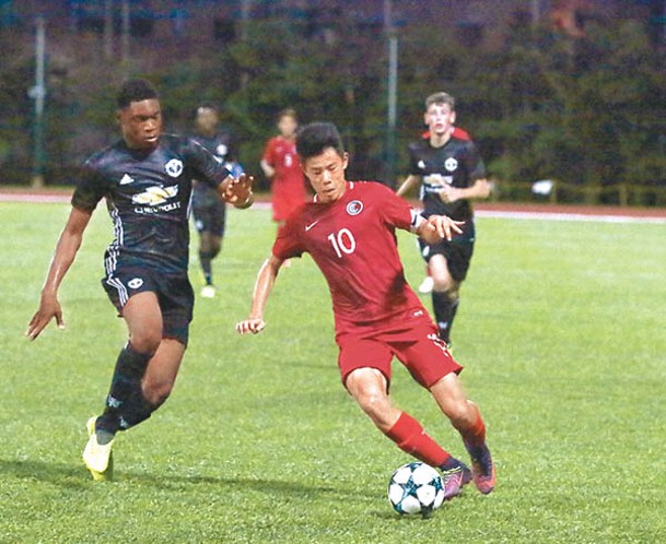 孫銘謙（右）曾代表香港U17對戰曼聯U16。