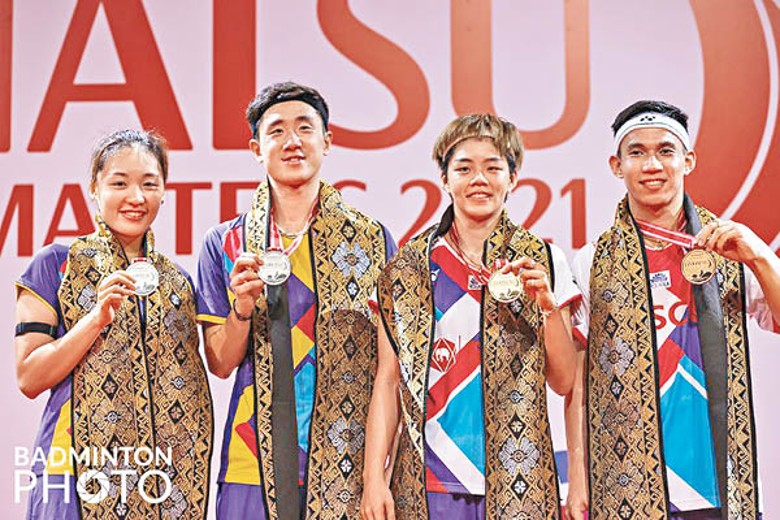 謝影雪（左）及鄧俊文於印尼賽贏得銀牌。（Badminton Photo圖片）