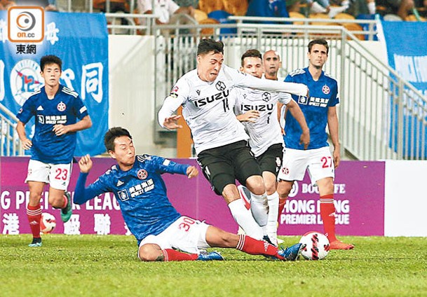 東方龍獅0:1冠忠南區：夏志明（14號）引球推進，遭黃梓浩快步剷走。