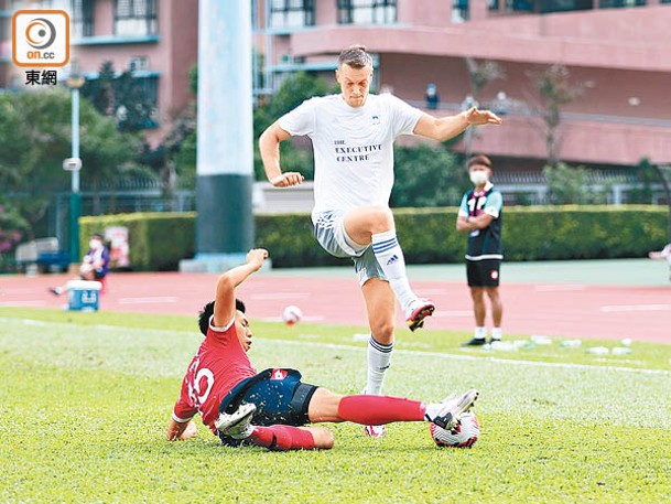 香港Ｕ23 2:2港會：香港Ｕ23黃浩然（左）力阻羅賓士高推進。