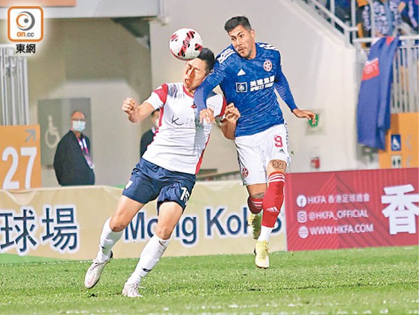 東方龍獅4:0香港U23：香港U23中堅黃浩然（左）忙於「招呼」東方箭頭巴杜姆。