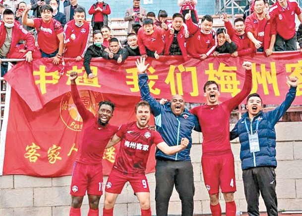 勞烈斯（下排右二）與隊友及球迷共享勝利喜悅。（受訪者提供）
