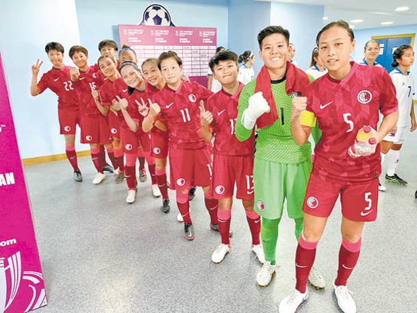 「阿Mi」（右二）有幸成為在疫情下無間斷比賽的香港隊成員。