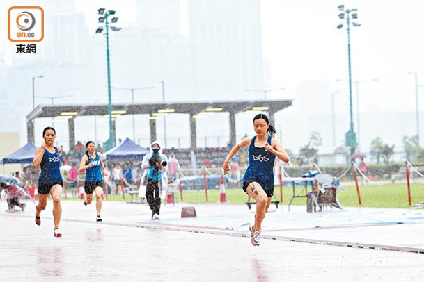 女拔鄧焯文雨中飛奔。