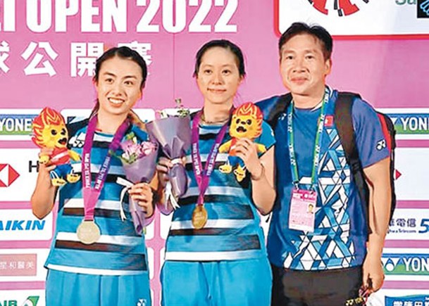 吳芷柔（左起）與女雙拍檔曾曉昕及港隊總教練何一鳴合照。