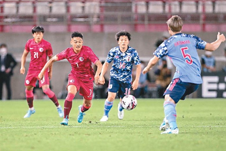 「羅梓」（左二）在「東亞盃」面對勁旅日本時相當落力。